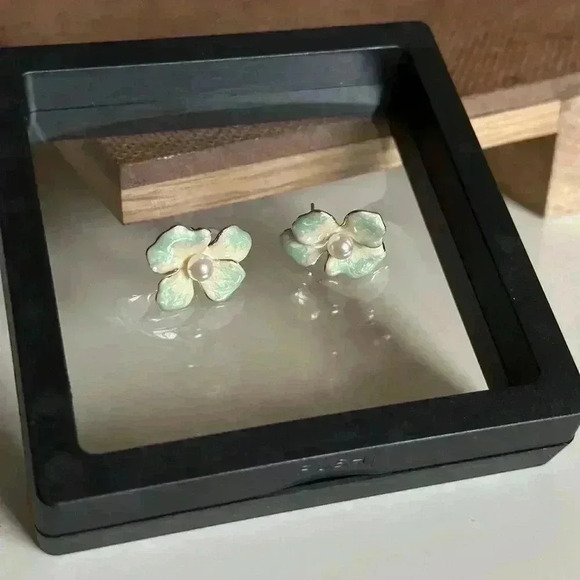 Four-Petal Gradient Flower With Pearls Earrings - Picture 8 of 9